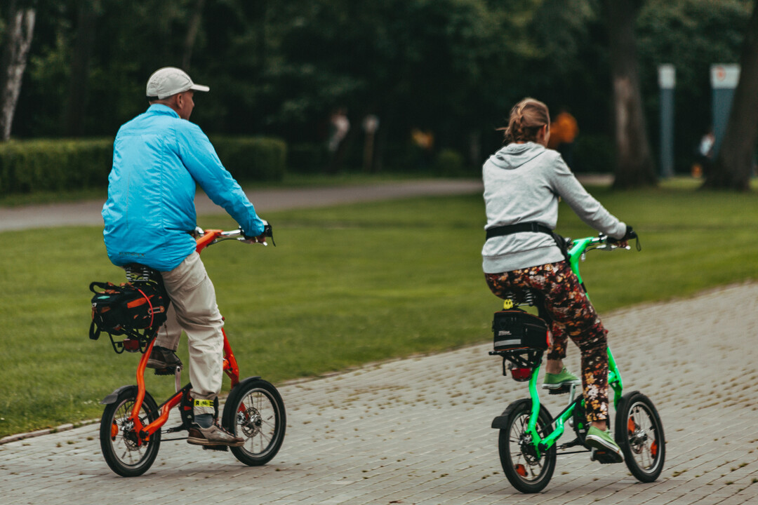 Вариант с небольшими колесами на велосипеде подойдет для тех, кто путешествует на небольшие расстояния или использует велосипед в качестве прогулочного транспорта.