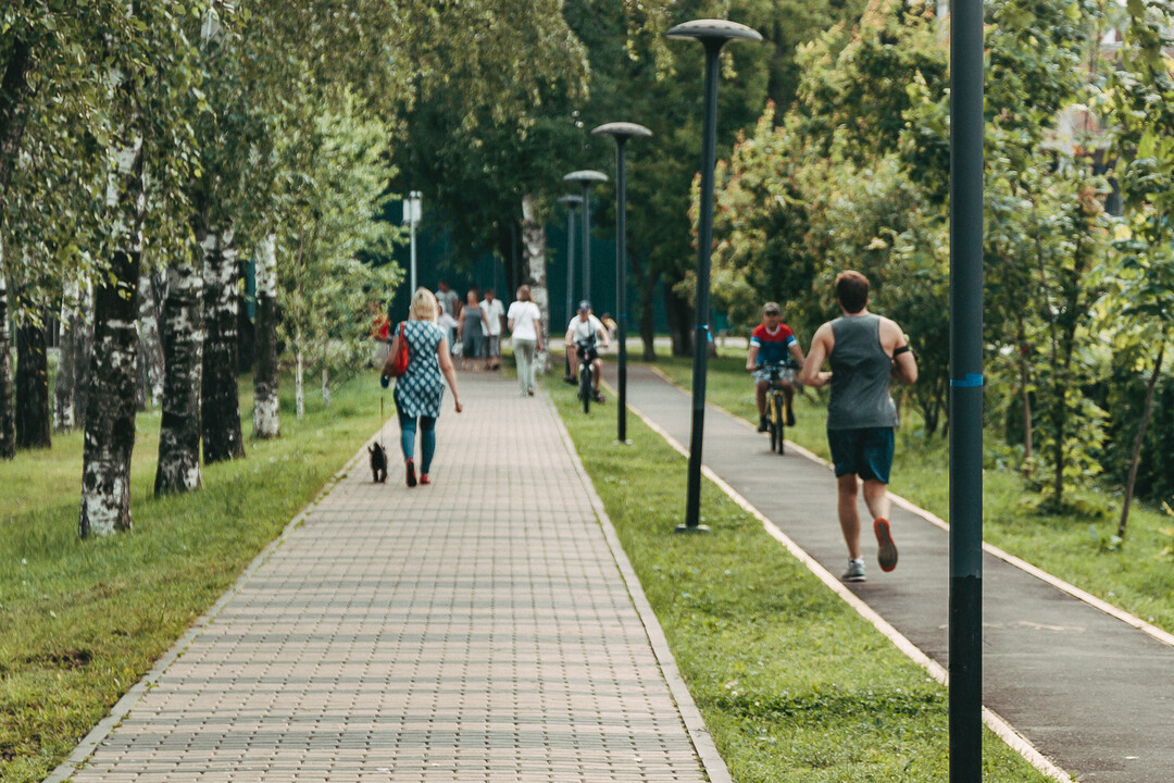 Бегун на велодорожке явление не редкое. Многие считают, что велодорожка и беговая – это одно и тоже.