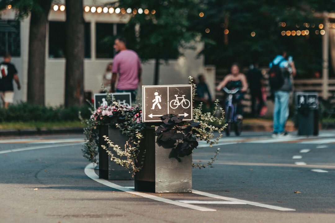 Для велосипедистов и пешеходов должны быть оборудованы отдельные дорожки. И очень правильно, если эти дорожки имеют соответствующую разметку и знаки.