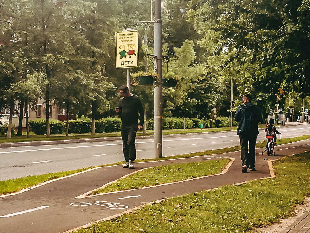 Велодорожка отличное место, чтобы по ней идти, смотреть в телефон или гулять с ребенком.
